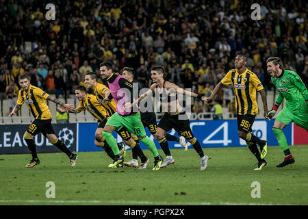 Atene, Grecia. 28 Agosto, 2018. AEK di giocatori festeggia dopo aver vinto la Champions League Play-Off leg 2 partita di calcio tra AEK Atene e MOL Vidi FC presso lo Stadio Olimpico di Atene, Grecia, che il 28 agosto, 2018. Credito: Panagiotis Moschandreou/Xinhua/Alamy Live News Foto Stock