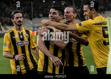 Atene, Grecia. 28 Agosto, 2018. AEK di Petros Mantalos (2 L) celebra con i suoi compagni di squadra durante la Champions League Play-Off leg 2 partita di calcio tra AEK Atene e MOL Vidi FC presso lo Stadio Olimpico di Atene, Grecia, che il 28 agosto, 2018. Credito: Panagiotis Moschandreou/Xinhua/Alamy Live News Foto Stock