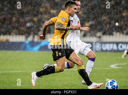 Atene, Grecia. 28 Agosto, 2018. AEK di Viktor Klonaridis (L) vies con MOL Vidi's Anel Hadzic durante la Champions League Play-Off leg 2 partita di calcio tra AEK Atene e MOL Vidi FC presso lo Stadio Olimpico di Atene, Grecia, che il 28 agosto, 2018. Credito: Panagiotis Moschandreou/Xinhua/Alamy Live News Foto Stock