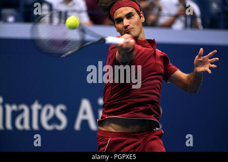 New York, Stati Uniti. Il 27 agosto, 2018. Flushing Meadows, New York - Agosto 28, 2018: US Open Tennis: Numero 2 le sementi Roger Federer durante il suo match di primo turno contro Yoshihito Nishioka del Giappone a US Open a Flushing Meadows, New York. Federer ha vinto la partita in retta fissa di anticipo per il secondo round. Credito: Adam Stoltman/Alamy Live News Foto Stock