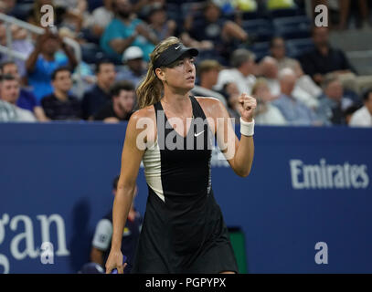 New York, Stati Uniti d'America - 28 agosto 2018: Maria Sharapova della Russia reagisce durante l'US Open 2018 1° round match contro Patty SchUSAder della Svizzera a USTA Billie Jean King National Tennis Center Credito: lev radin/Alamy Live News Foto Stock