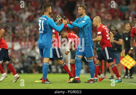 Monaco di Baviera, Deutschland. 28 Agosto, 2018. firo: 28.08.2018, calcio, FC Bayern Munich - Chicago Fire addio partita Bastian SCHWEINSTEIGER 4: 0, Sven Ulreich, Manuel Neuer, Bayern Monaco, Monaco di Baviera, sostituzione, gesto | Utilizzo di credito in tutto il mondo: dpa/Alamy Live News Foto Stock