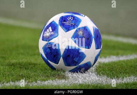 Monaco di Baviera, Deutschland. 28 Agosto, 2018. firo: 28.08.2018, calcio, FC Bayern Munich - Chicago Fire addio gioco Bastian SCHWEINSTEIGER 4: 0, ufficiale match ball, Champions League, funzione | Utilizzo di credito in tutto il mondo: dpa/Alamy Live News Foto Stock