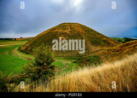 Silbury Hill, il più grande uomo tumulo neolitico in Europa e copre 5 ettari. È stato costruito su un 100-anno periodo intorno al 2.400 A.C. dalla cultura del bicchiere Foto Stock