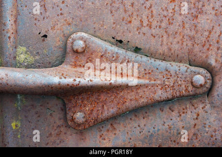 Metallo retro vintage freccia rivettata su un arrugginito lamiera di acciaio Foto Stock