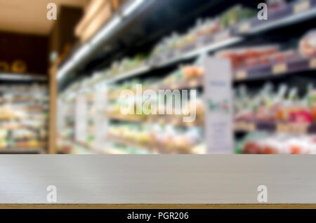 Legno da tavolo astratto e immagine sfocata supermercato. Può essere utilizzato per visualizzare o montaggio dei vostri prodotti. Foto Stock