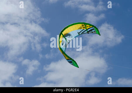 Sotavento Beach, Fuerteventura, Isole Canarie, Spagna; 15 maggio 2018: Kite nel cielo blu su Sotavento laguna. Foto Stock