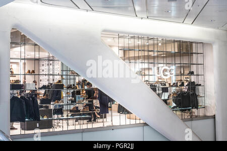 NEW YORK, Stati Uniti d'America - Agosto, 2018: Gazzetta Uggs store a occhio Shopping Center di New York. Ugg stivali sono una pelle di pecora originari di avvio in Australia e Nuova Foto Stock