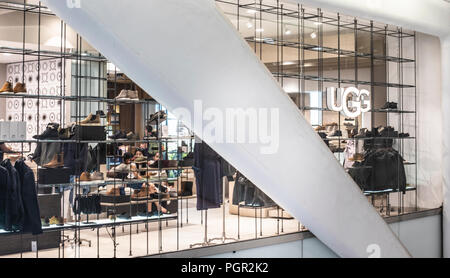 NEW YORK, Stati Uniti d'America - Agosto, 2018: Gazzetta Uggs store a occhio Shopping Center di New York. Ugg stivali sono una pelle di pecora originari di avvio in Australia e Nuova Foto Stock