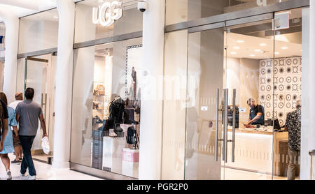 NEW YORK, Stati Uniti d'America - Agosto, 2018: Gazzetta Uggs store a occhio Shopping Center di New York. Ugg stivali sono una pelle di pecora originari di avvio in Australia e Nuova Foto Stock