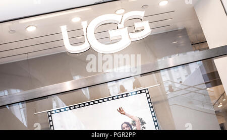 NEW YORK, Stati Uniti d'America - Agosto, 2018: Gazzetta Uggs store a occhio Shopping Center di New York. Ugg stivali sono una pelle di pecora originari di avvio in Australia e Nuova Foto Stock