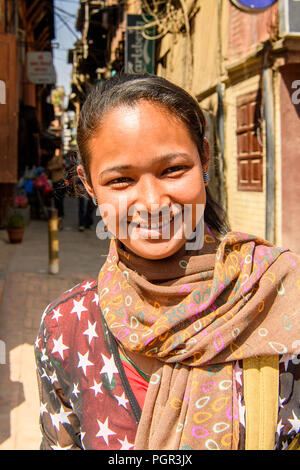 Kathmandu, Nepal - Mar 6, 2017: Unidentified Chhetri bellissima ragazza sorride. Chhetris è la più popolosa gruppo etnico del Nepal Foto Stock