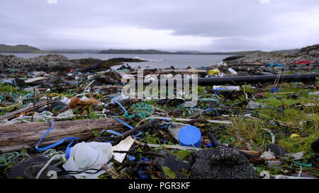 Le bottiglie di plastica, barattoli e contenitori lavati fino sul bel litorale di Carbost sull'Isola di Skye causando l'inquinamento delle acque e un ambientale Foto Stock