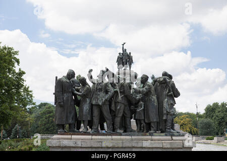 Monumento a Sofia che raffigura la liberazione della Bulgaria da parte dell'esercito sovietico russo nel 1944 Foto Stock