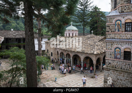 Esterno antico bulgaro othodox monastero con la visita di persone in Troyan, Bulgaria Foto Stock