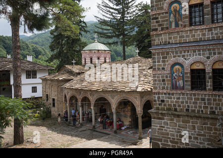 Esterno antico bulgaro othodox monastero con la visita di persone in Troyan, Bulgaria Foto Stock