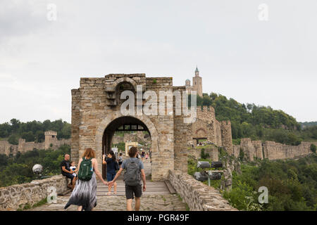 Touristist all'ingresso del castello fortezza Tsarevets a Veliko Tavorno, Bulgaria Foto Stock