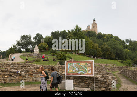Touristist all'ingresso del castello fortezza Tsarevets a Veliko Tavorno, Bulgaria Foto Stock