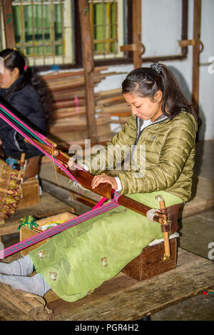 Il Sikkim, INDIA - Mar 13, 2017: Unidentified donna indiana cuce con un aiuto di thread. Foto Stock