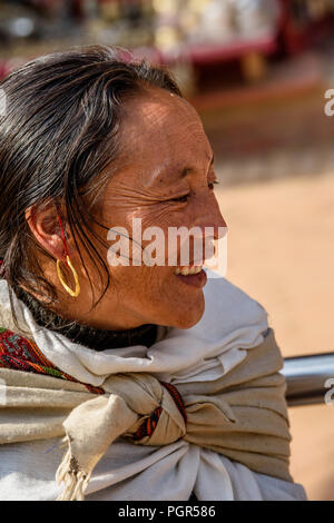 Kathmandu, Nepal - Mar 6, 2017: Unidentified Chhetri donna sorrisi. Chhetris è la più popolosa gruppo etnico del Nepal Foto Stock