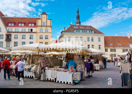 Le bancarelle del mercato, durante la medievale giorni evento, Raekoja plats, la Town Hall Square, Città vecchia, Tallinn, Estonia Foto Stock