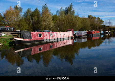 Battelli ormeggiato sul fiume Stort a Sawbridgeworth in attesa di riparazione e ricondizionamento prima della denominazione e vendita. Foto Stock