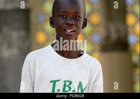 TOUBA, SENEGAL - Apr 26, 2017: Non identificato ragazzo senegalese sorrisi nella grande moschea di Touba, sede della Confraternita Mouride Foto Stock