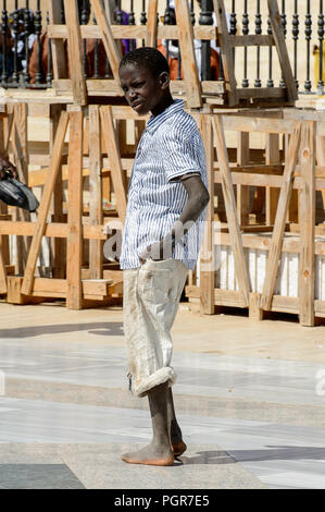 TOUBA, SENEGAL - Apr 26, 2017: Non identificato ragazzo senegalese sta nella grande moschea di Touba, sede della Confraternita Mouride Foto Stock