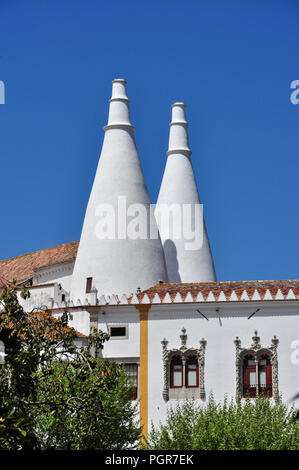La suggestiva camini del Palazzo Nazionale, Sintra (vicino a Lisbona, Portogallo Foto Stock