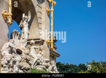 La nascita di Venere nel parco Ciutadella a Barcellona. Venere emerge da un conch circondato da Naiads. La scultura e altre statue in bianco Foto Stock