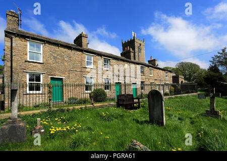 Cottage in pietra e St Oswald è la Chiesa, Askrigg village, Richmondshire, Yorkshire Dales National Park, England, Regno Unito Foto Stock