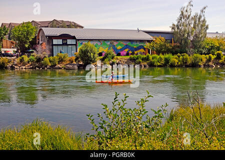 Kayakers godono di una soleggiata giornata estiva lungo il fiume Deschutes nel vecchio mulino area della curva, Oregon Foto Stock