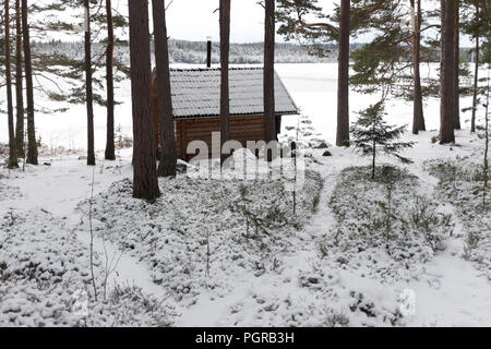 Capanna in legno sul lago in Svezia Foto Stock