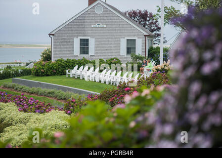 Una fila di sdraio di fronte all'oceano a Chatham Bars Inn Cape Cod. Foto Stock