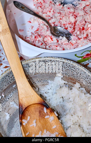 Il riso e i piccoli pezzi di carne di granchio cottura Ingredienti per Asian Food Recipes Foto Stock