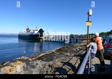 Isle of Mull, Calmac ferry di carico e scarico a Craignure, rimuginare sulla rotta a Oban sulla terraferma scozzese Foto Stock