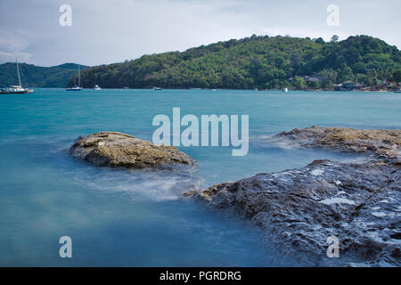 Ao Yon è uno dei segreti Beach a Phuket. Di solito non hanno alcun interesse turistico da visitare qui, proprio come nascosto, perché è al di fuori del modo. Foto Stock