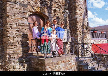 Alexander Fürst zu Sayn Wittgenstein Sayn mit Gemahlin Gabriela und den Kindern Alexandra, Johann Casimir, Filippa und Heinrich in Sayn, Deutschland 1984. Alexander principe di Sayn Wittgenstein Sayn con la moglie Gabriella e i figli Alexandra, Johann Casimir, Filippa e Heinrich a Sayn, Germania 1984. Foto Stock