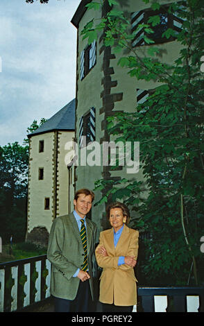 Alexandra Freifrau von Berlichingen mit Sohn Götz am Eingang der Götzenburg in Jagsthausen, Deutschland 1998. Alexandra baronessa di Berlichingen con figlio Goetz all'ingresso Goetzenburg castello di Jagsthausen, Germania 1998. Foto Stock