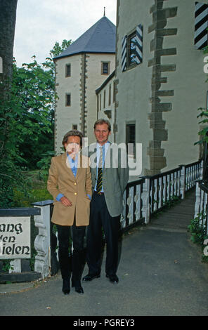 Alexandra Freifrau von Berlichingen mit Sohn Götz am Eingang der Götzenburg in Jagsthausen, Deutschland 1998. Alexandra baronessa di Berlichingen con figlio Goetz all'ingresso Goetzenburg castello di Jagsthausen, Germania 1998. Foto Stock