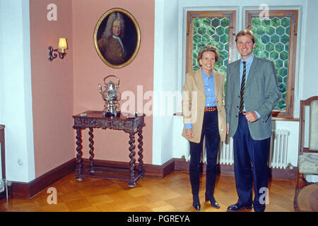 Alexandra Freifrau von Berlichingen mit Sohn Götz auf der Götzenburg in Jagsthausen, Deutschland 1998. Alexandra baronessa di Berlichingen con figlio Goetz Goetzenburg al castello di Jagsthausen, Germania 1998. Foto Stock