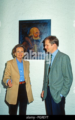 Alexandra Freifrau von Berlichingen mit Sohn Götz vor dem Porträt von Ahnherr Götz von Berlichingen auf der Götzenburg in Jagsthausen, Deutschland 1998. Alexandra baronessa di Berlichingen con figlio Goetz con il ritratto del loro antenato Goetzenburg al castello di Jagsthausen, Germania 1998. Foto Stock