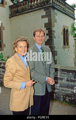 Alexandra Freifrau von Berlichingen mit Sohn Götz am Eingang der Götzenburg in Jagsthausen, Deutschland 1998. Alexandra baronessa di Berlichingen con figlio Goetz all'ingresso Goetzenburg castello di Jagsthausen, Germania 1998. Foto Stock