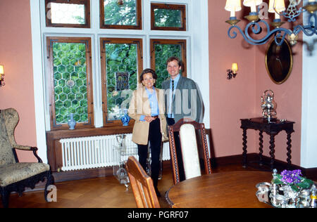 Alexandra Freifrau von Berlichingen mit Sohn Götz auf der Götzenburg in Jagsthausen, Deutschland 1998. Alexandra baronessa di Berlichingen con figlio Goetz Goetzenburg al castello di Jagsthausen, Germania 1998. Foto Stock