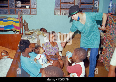 Diane Herzogin von Württemberg leistet Entwicklungshilfe in Ländern der Dritten Welt, Afrika 1980er Jahre. Diane Duchessa di Wurttemberg lavorando in aiuti stranieri nei paesi del Terzo Mondo, l'Africa degli anni ottanta. Foto Stock