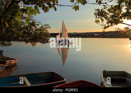 Barche a vela sul fiume Ax in Devon Foto Stock