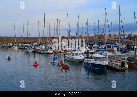 Kayakers e barche a vela presso il river Ax estuario in East Devon Foto Stock