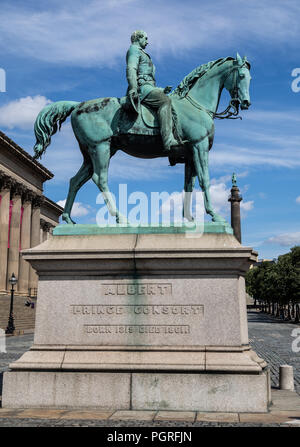 Statua del Principe Albert consorte di Queen Victoria su un plinto da St George's Hall di St George's Plateau Liverpool Agosto 2018 Foto Stock