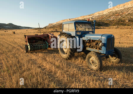 Vecchio trattore nel campo Foto Stock