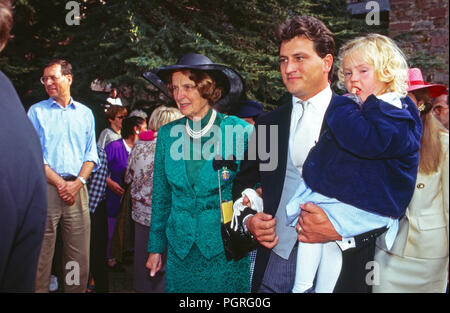 Gäste bei der Hochzeit von Andreas Augst von Habsburg Lothringen mit Maria Cristina von Hatzfeld Dönhoff in Johannisberg, Deutschland 1994. Gli ospiti di Le nozze di Andreas agosto degli Asburgo Lorena con Maria Cristina di Hatzfeld Doenhoff a Johannisberg, Germania 1994. Foto Stock